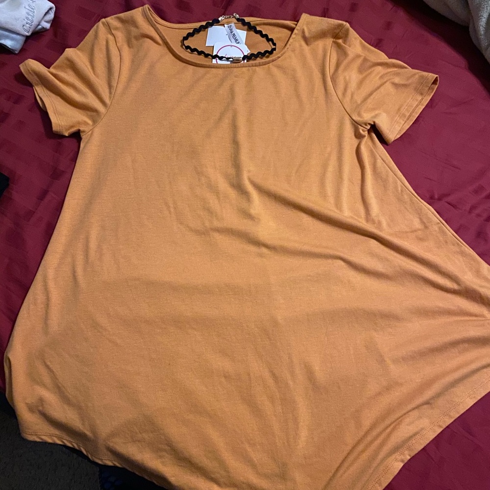 Like new Gold flowy tshirt